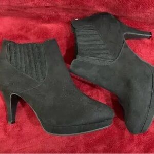 Dexflex Comfort Booties Women's size 8
Rich Black Faux suede